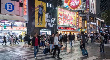 Tokyo, Japonya - 23 Haziran 2018. Geceleri Shibuya içinde karşıya insanlar