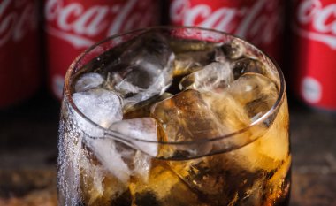 Tokyo, Japonya - 25 Temmuz 2018. Soğuk bir bardak buz ahşap tahta üzerinde ile Coca Cola içecekler.