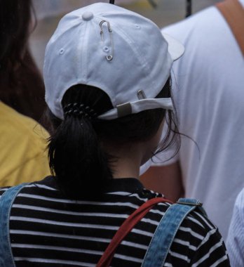 Tokyo, Japonya - 29 Temmuz 2018. Shibuya içinde yağmurlu tayfun sezonunda kapaklı Japon kızlar.
