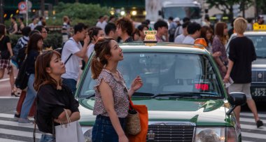 Tokyo, Japonya - 30 Haziran 2018. Turistler ve yerliler için Kabukicho, Shinjuku karşıya.