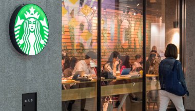 Tokyo, Japonya - 23 Haziran 2018. Müşteriler Starbucks kahve evi çıkış Shibuya içinde