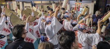 Tokyo, Japonya - 19 Ağustos 2018. Amigasa hasır şapka ve sokakta Shimokitazawa Awa Odori Festivali sırasında performans kimono giyen kadın dansçılar.
