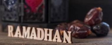 Ahşap arka plan üzerinde Ramadhan metin ve fener ile Tarihler meyve