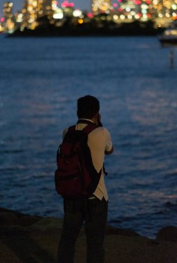 Tokyo, Japonya - 15 Ağustos 2018. Tokyo cityscape güzel sahne Odaiba beach gece karanlığında fotoğraflarını fotoğrafçı.