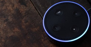 Tokyo, Japonya - 28 Haziran 2018. Amazon'un yankı nokta, Alexa sanal asistan ahşap tahta üzerinde.