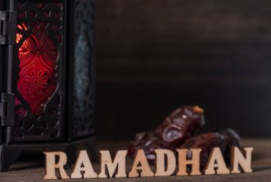 Ahşap arka plan üzerinde Ramadhan metin ve fener ile Tarihler meyve