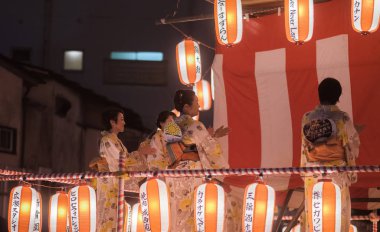 Tokyo, Japonya - 12 Ağustos 2018. Geleneksel yukata Shimokitazawa mahallede Bon Odori kutlama geceleri sahnede dans dansçılar.