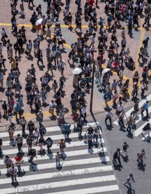 İnsanlar Japonya'da yol geçiş