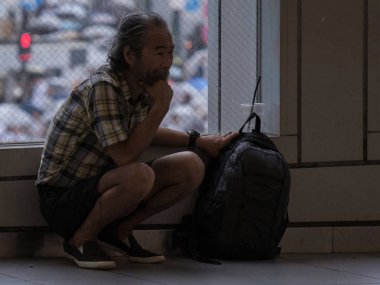 Tokyo, Japonya - 29 Temmuz 2018. Shibuya Mark şehir geçit evsiz adamı.