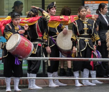 Tokyo, Japonya - 29 Temmuz 2018. EISA Shinjuku Festivali katılımcılar performanslarını sonra sokakta yürürken.