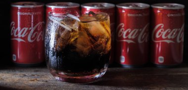 Tokyo, Japonya - 25 Temmuz 2018. Soğuk bir bardak buz ahşap tahta üzerinde ile Coca Cola içecekler.