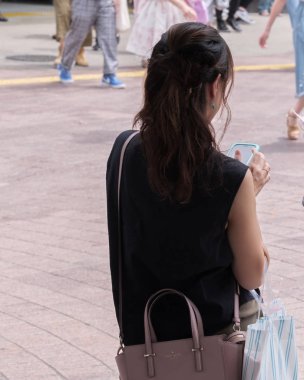 Tokyo, Japonya - 19 Ağustos 2018. Smarptphone Shibuya sokakta Japon kızla.