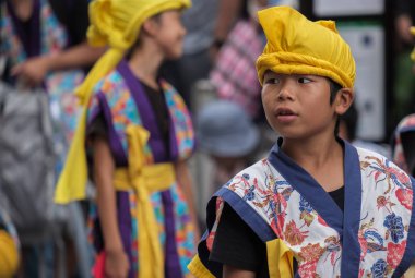 Tokyo, Japonya - 29 Temmuz 2018. Renkli geleneksel Tekdüzen onun rutinleri Shinjuku EISA festivalinde gerçekleştirmek için bekleyen Japon okul çocuğu. Seçici odak.