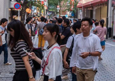 Tokyo, Japonya - 30 Haziran 2018. Shinjuku yaya Street yürüyüş insanların kalabalık.