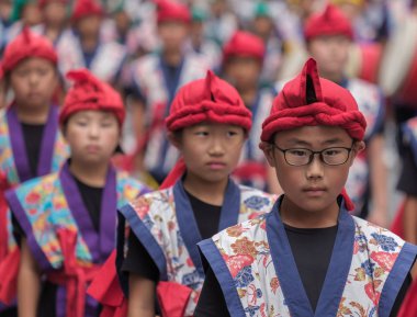Tokyo, Japonya - 29 Temmuz 2018. Renkli geleneksel Tekdüzen onun rutinleri Shinjuku EISA festivalinde gerçekleştirmek için bekleyen Japon okul çocuğu. Seçici odak.
