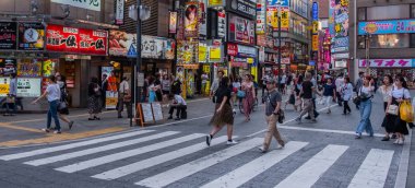Tokyo, Japonya - 30 Haziran 2018. Turistler ve yerliler için Kabukicho, Shinjuku sokakta yürürken, kalabalık.