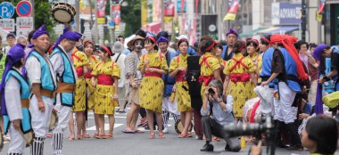 Tokyo, Japonya - 29 Temmuz 2018. EISA Shinjuku Festivali'nde yordamları gerçekleştirirken taiko davul yenerek katılımcılar.