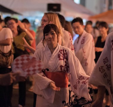 Tokyo, Japonya - 12 Ağustos 2018. Shimokitazawa mahallede Bon Odori şenlikte gece dans yukata kız.