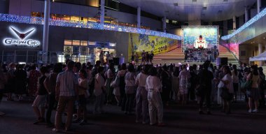 Tokyo, Japonya - 15 Ağustos 2018. Kalabalık önünde Gundam Tema kafede Odaiba toplama.