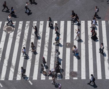 İnsanlar Japonya'da yol geçiş