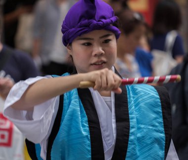 Tokyo, Japonya - 29 Temmuz 2018. Kadın katılımcı EISA Shinjuku Festivali'nde yordamları gerçekleştirirken taiko davul dayak.