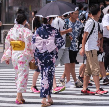 Tokyo, Japonya - 19 Ağustos 2018. Shibuya içinde karşıya trditional yukata güzel Japon kız.
