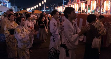 Tokyo, Japonya - 12 Ağustos 2018. Shimokitazawa mahallede Bon Odori şenlikte gece dans insan kalabalığı.