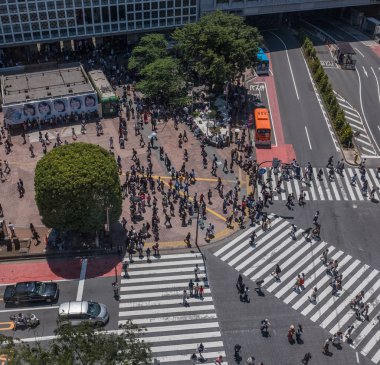 İnsanlar Japonya'da yol geçiş