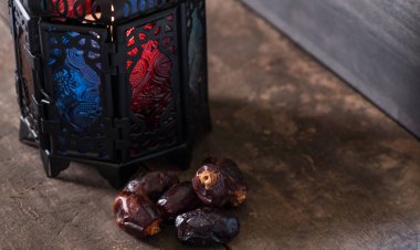 Tarihler ahşap arka plan üzerinde meyve ve fener