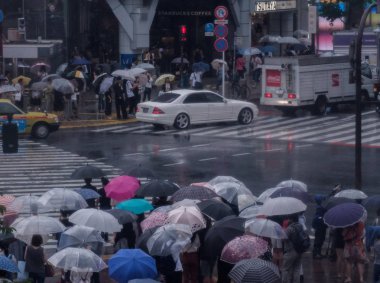 Tokyo, Japonya - 29 Temmuz 2018. Yaya Shinjuku sokakta şemsiye ile yağmurda yürüme.
