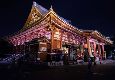 Tokyo, Japonya - 3 Ağustos 2018. Turist Sensoji Tapınağı'nda geceleri Asakusa bölgesinde yer..