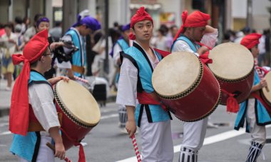 Tokyo, Japonya - 29 Temmuz 2018. EISA Shinjuku Festivali'nde yordamları gerçekleştirirken taiko davul yenerek katılımcılar.