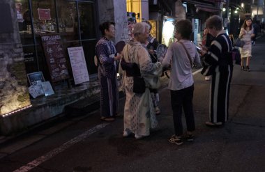 Tokyo, Japonya - 12 Ağustos 2018. Backstreet Shimokitazawa mahalle geceleri sokak yürüyüş insanlar.