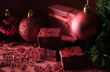 Noel süslemeleri ve hediye kutuları ahşap kırmızı kartı üzerindeki arka plan