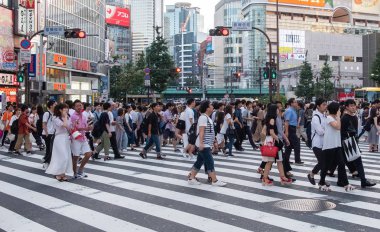 Tokyo, Japonya - 30 Haziran 2018. Turistler ve yerliler için Kabukicho, Shinjuku karşıya.