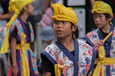 Tokyo, Japonya - 29 Temmuz 2018. Renkli geleneksel Tekdüzen onun rutinleri Shinjuku EISA festivalinde gerçekleştirmek için bekleyen Japon okul çocuğu. Seçici odak.