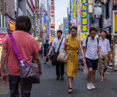 Tokyo, Japonya - 30 Haziran 2018. Kabukicho, Shinjuku sokakta yürürken insan kalabalığı.