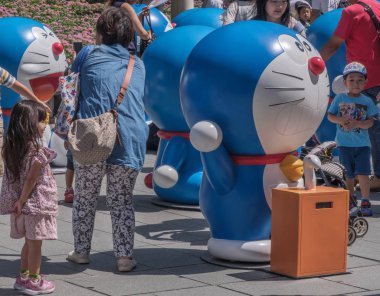 Tokyo, Japonya - 20 Ağustos 2018. Doraemon heykeller Roppongi Hills için yapılan kalabalık çocuk.