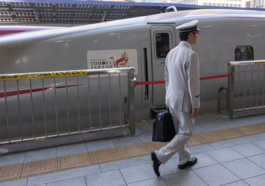 Tokyo, Japonya - 17 Ağustos 2018. Yüksek hızlı tren Tokyo Tren İstasyonu yürüme iletkenler.