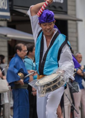 Tokyo, Japonya - 29 Temmuz 2018. EISA Shinjuku Festivali'nde yordamları gerçekleştirirken taiko davul yenerek katılımcılar.