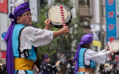 Tokyo, Japonya - 29 Temmuz 2018. Erkek katılımcılar EISA Shinjuku Festivali'nde yordamları gerçekleştirirken taiko davul dayak.