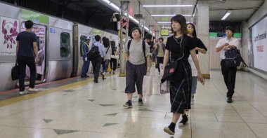 Tokyo, Japonya - 17 Ağustos 2018. Commuters Shibuya Japonya demiryolu istasyonu platformu