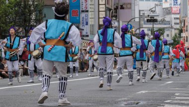 Tokyo, Japonya - 29 Temmuz 2018. EISA Shinjuku Festivali'nde yordamları gerçekleştirirken taiko davul yenerek katılımcılar.