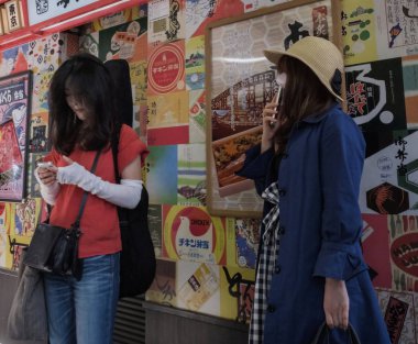 Tokyo, Japonya - 17 Ağustos 2018. Commuters Tokyo Tren İstasyonu platformu.