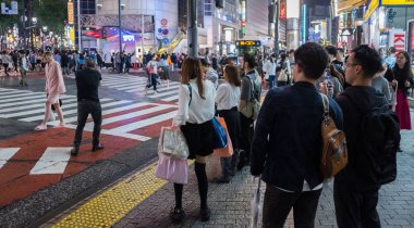 Tokyo, Japonya - 23 Haziran 2018. Geceleri Shibuya içinde karşıya insanlar
