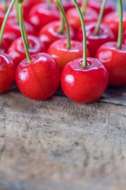 Ahşap masa üstüne kırmızı olgun kiraz