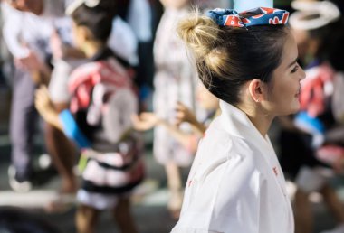 Tokyo, Japonya - 19 Ağustos 2018. Geleneksel giyim Shimokitazawa Awa Odori Festivali sırasında sokakta gerçekleştirme giyen dansçılar.