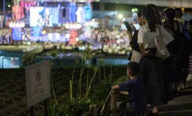 Tokyo, Japonya - 15 Ağustos 2018. Bir gösteride Odaiba uzaktan seyreden.