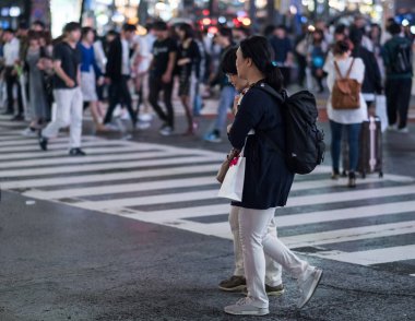 Tokyo, Japonya - 23 Haziran 2018. Geceleri Shibuya içinde karşıya insanlar