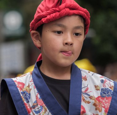 Tokyo, Japonya - 29 Temmuz 2018. Onun rutinleri Shinjuku EISA Festivali'nde sahne renkli geleneksel üniformalı Japon okul çocuğu. Seçici odak.